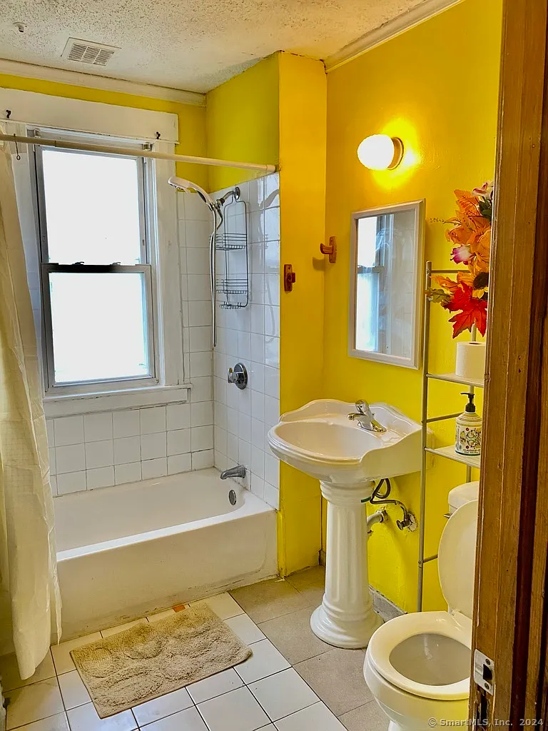 3 bed, 1.0 bath, 1200 sqft, $2,100 — Photo 2