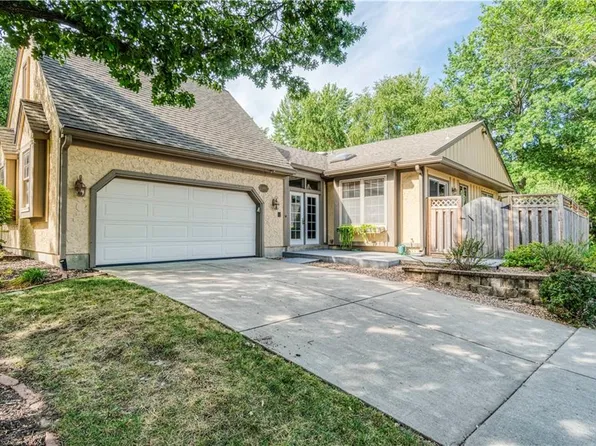 12806 Cambridge Rd, Leawood, KS 66209
