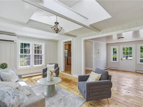 3 Sundale Rd, Cranston, RI 02921