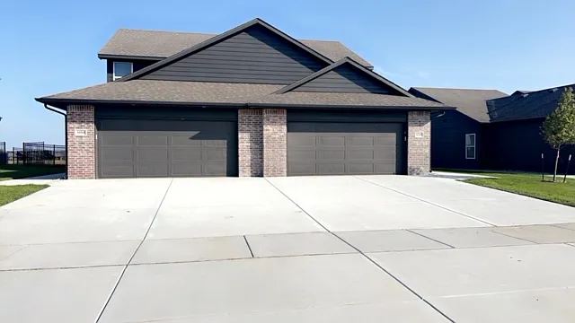16572 W Lynndale St — Photo 2