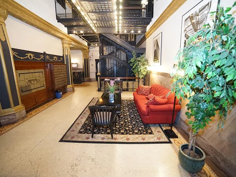 2800 N Pine Grove Ave #8I — Photo 2