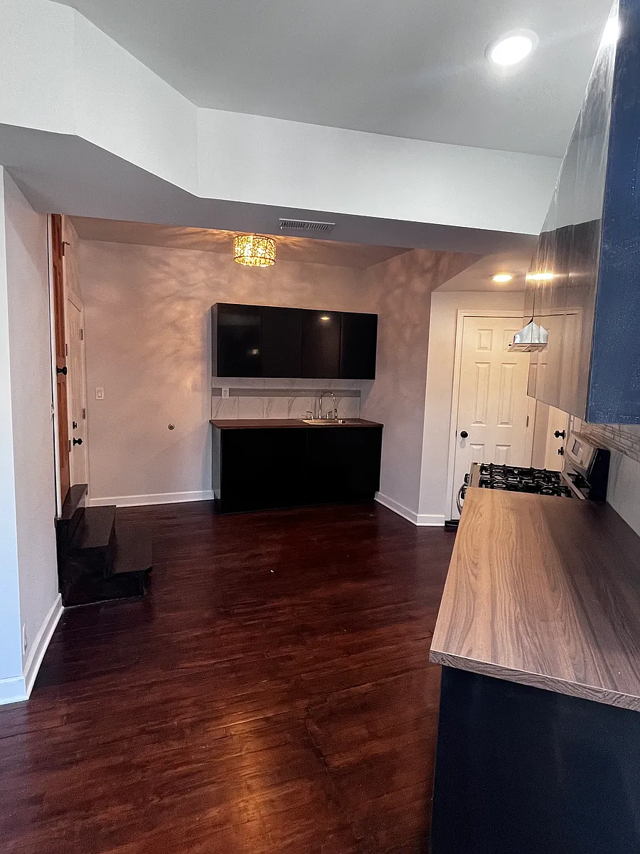 Building Photo - 2445 W Armitage Ave #2
