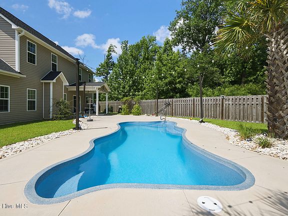 3rd image of 302 Seaglass Court