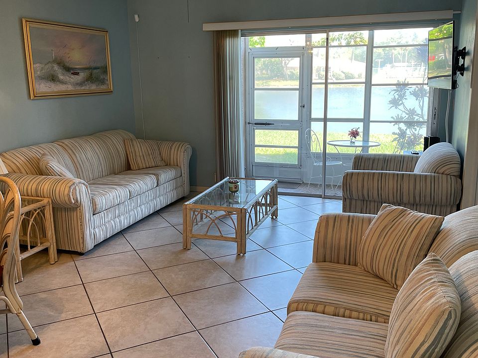 TWO BEDROOM CONDO HAS CERAMIC TILE THROUGHOUT.