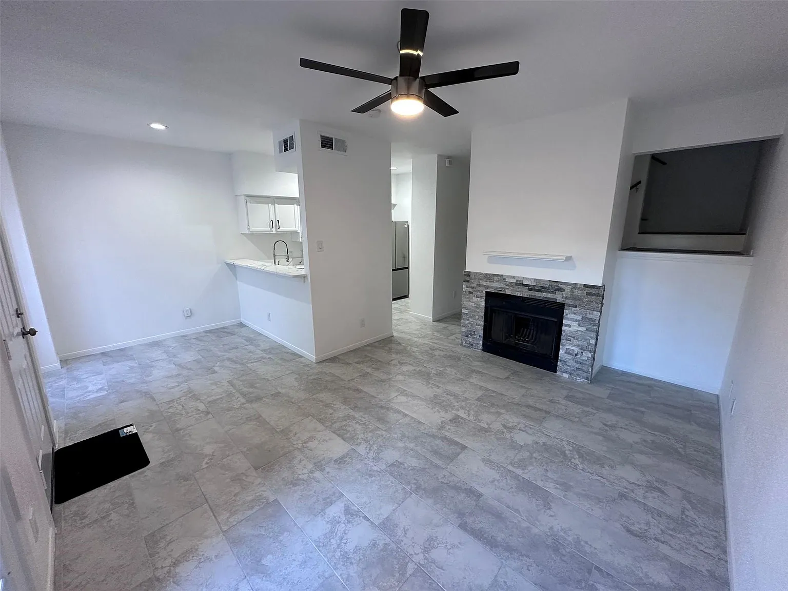 1 bed, 1.5 bath, 943 sqft, $1,450 — Photo 4
