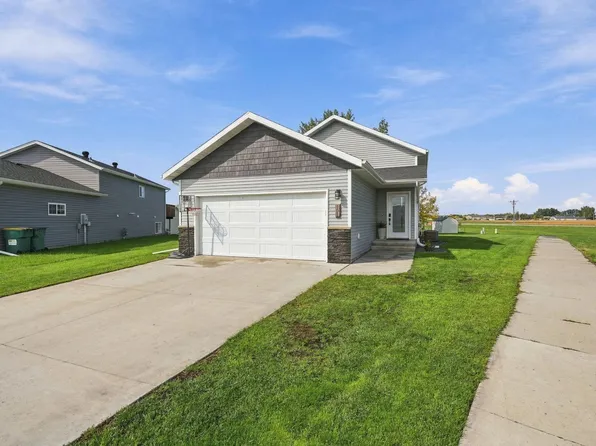 101 5th St E, Horace, ND 58047