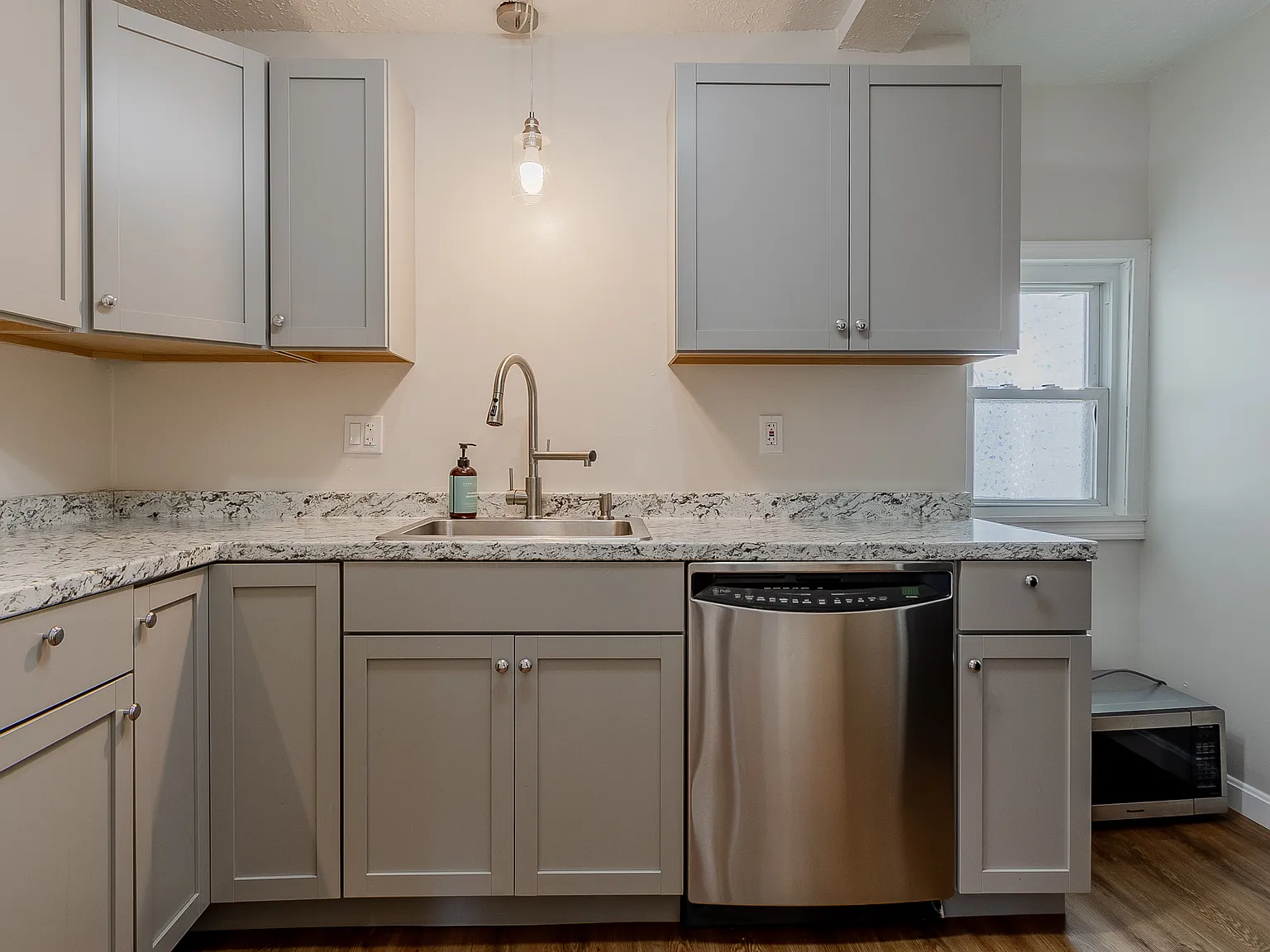 1 bed, 760 sqft, $1,800 — Photo 4