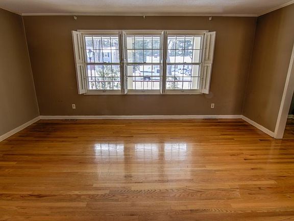 5th image of 2306 Camelot Cir