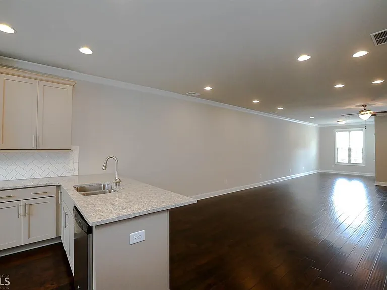208 Bedford Aly — Photo 5
