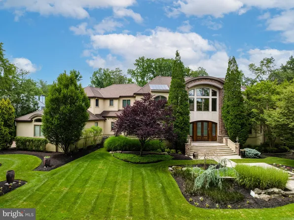 4 Southwood Dr, Cherry Hill, NJ 08003