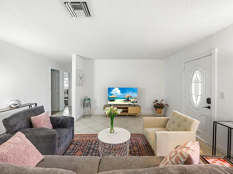 400 SE 31st St #8 — Photo 12