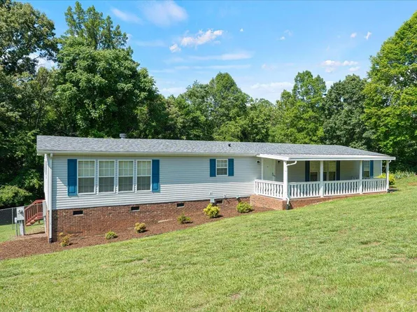 1296 Hayward Dr, Vinton, VA 24179