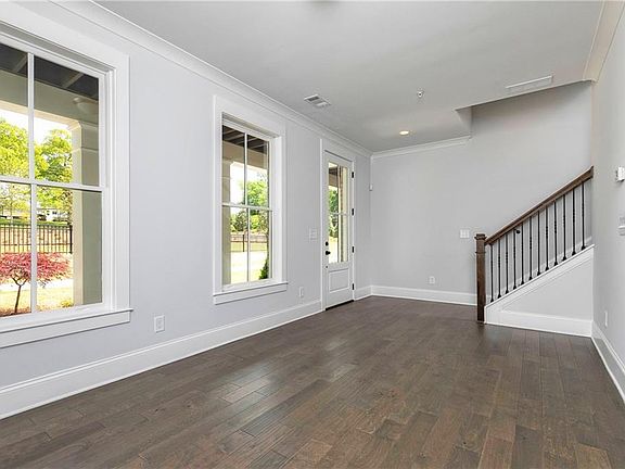 4th image of 215 Bluestone Dr