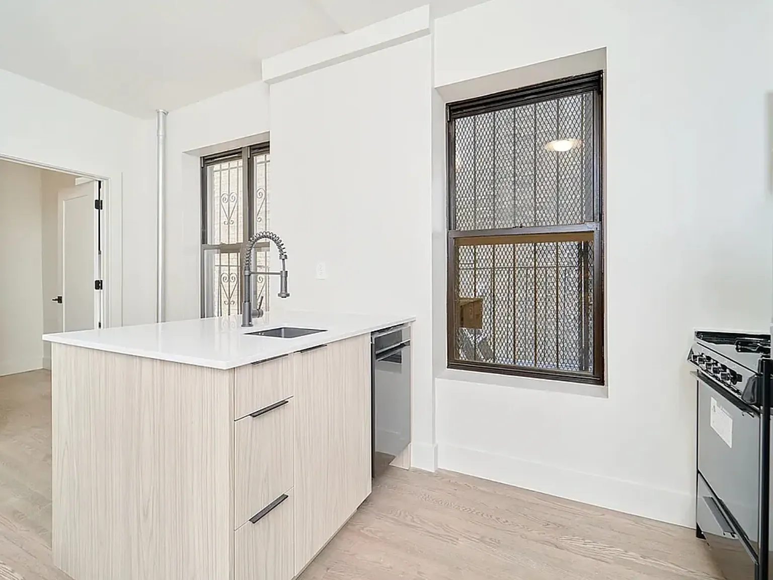 208 East 6th Street — Photo 4