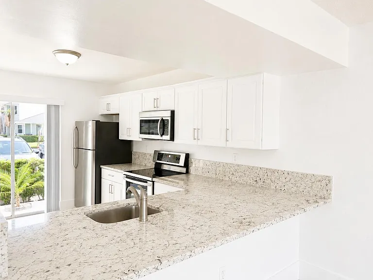 887 Crystal Lake Dr — Photo 4