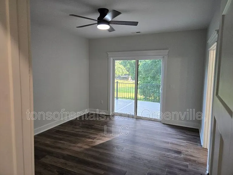 890 Crenshaw St — Photo 11