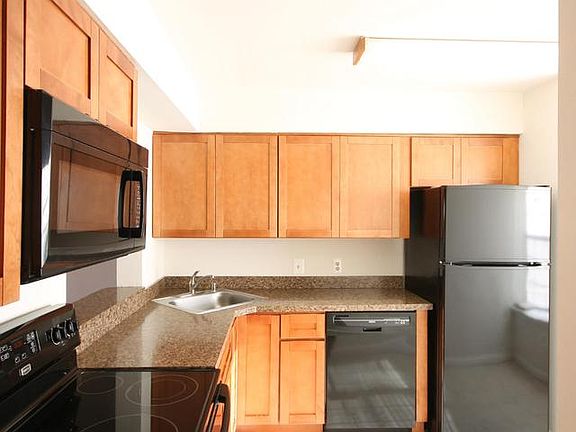 5th image of 34 Essex Sq