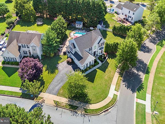 4th image of 701 Pinewood Dr