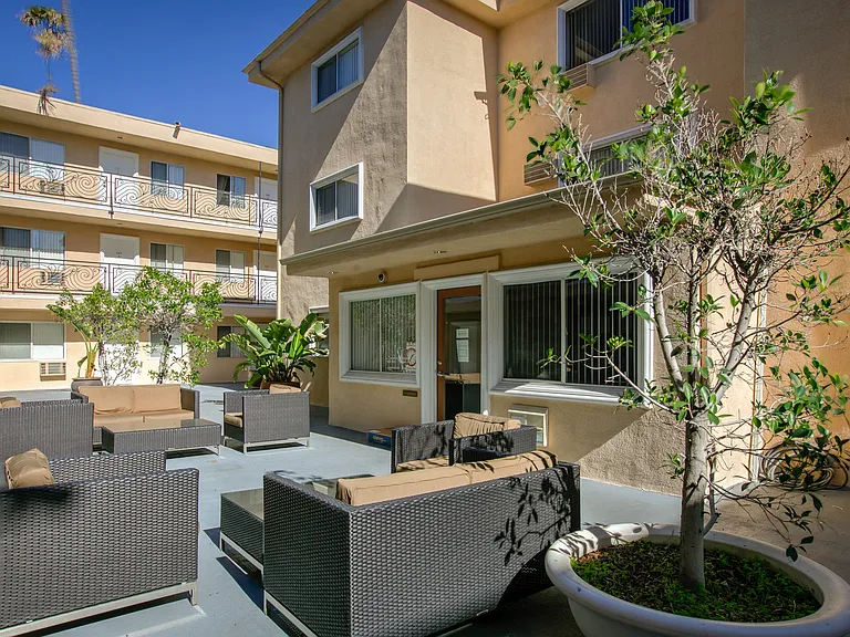 Wilshire Ardmore Regency — Photo 1