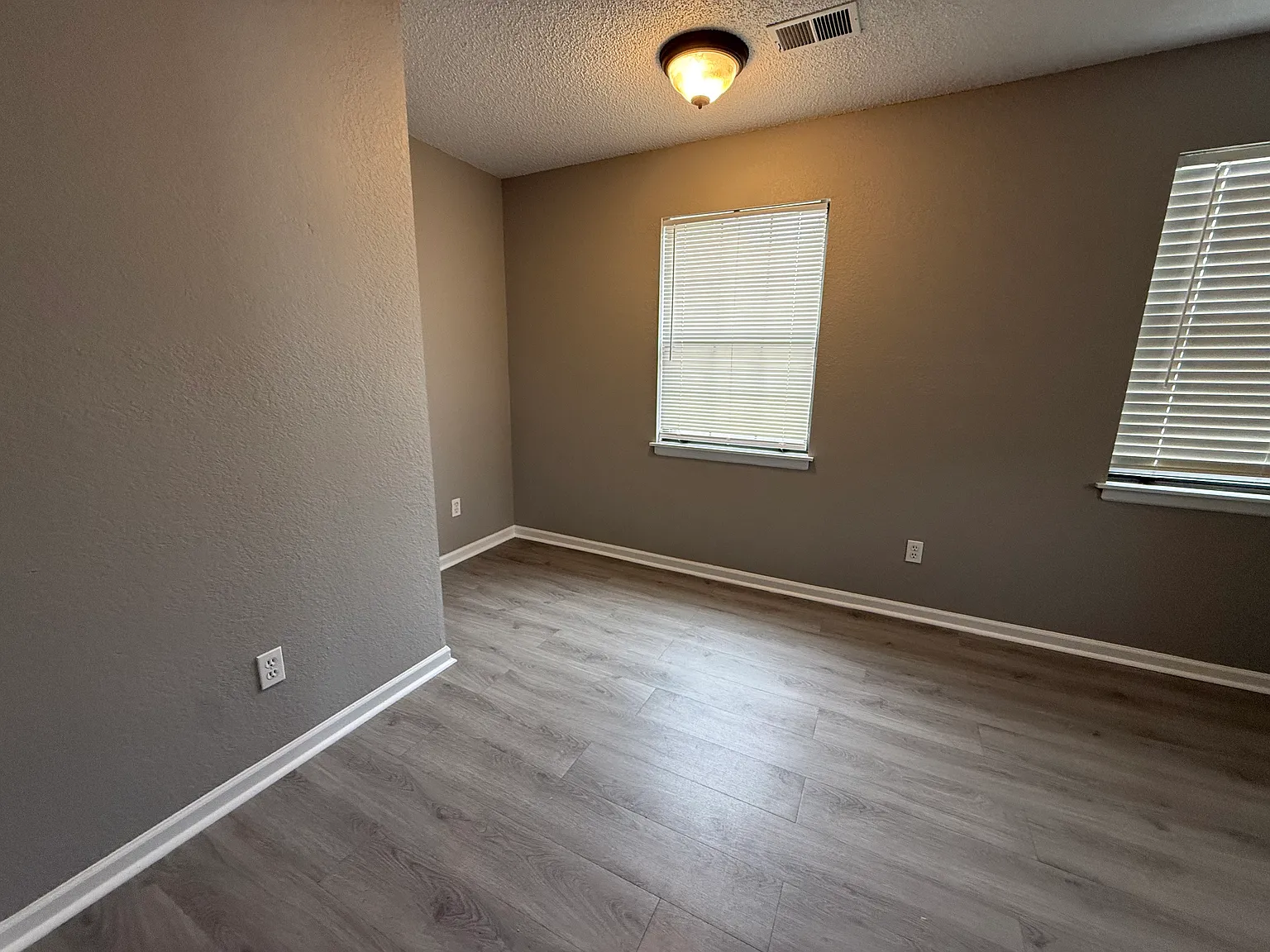 1 bed, 717 sqft, $996 — Photo 4