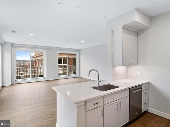 635 Slaters La, Alexandria, VA 22314