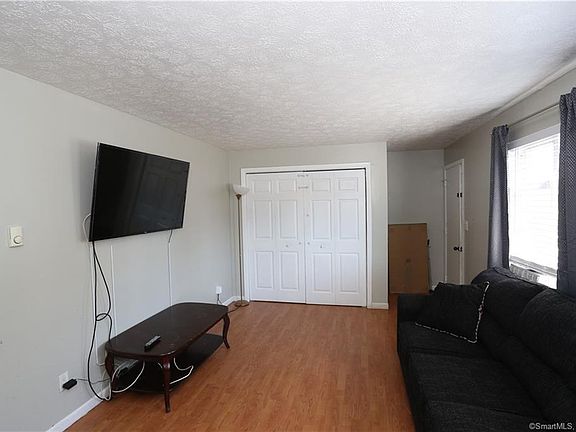 3rd image of 466 Middletown Ave APT 2