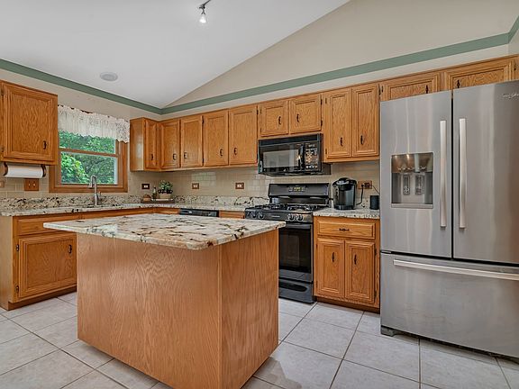 4th image of 1214 Country Dr