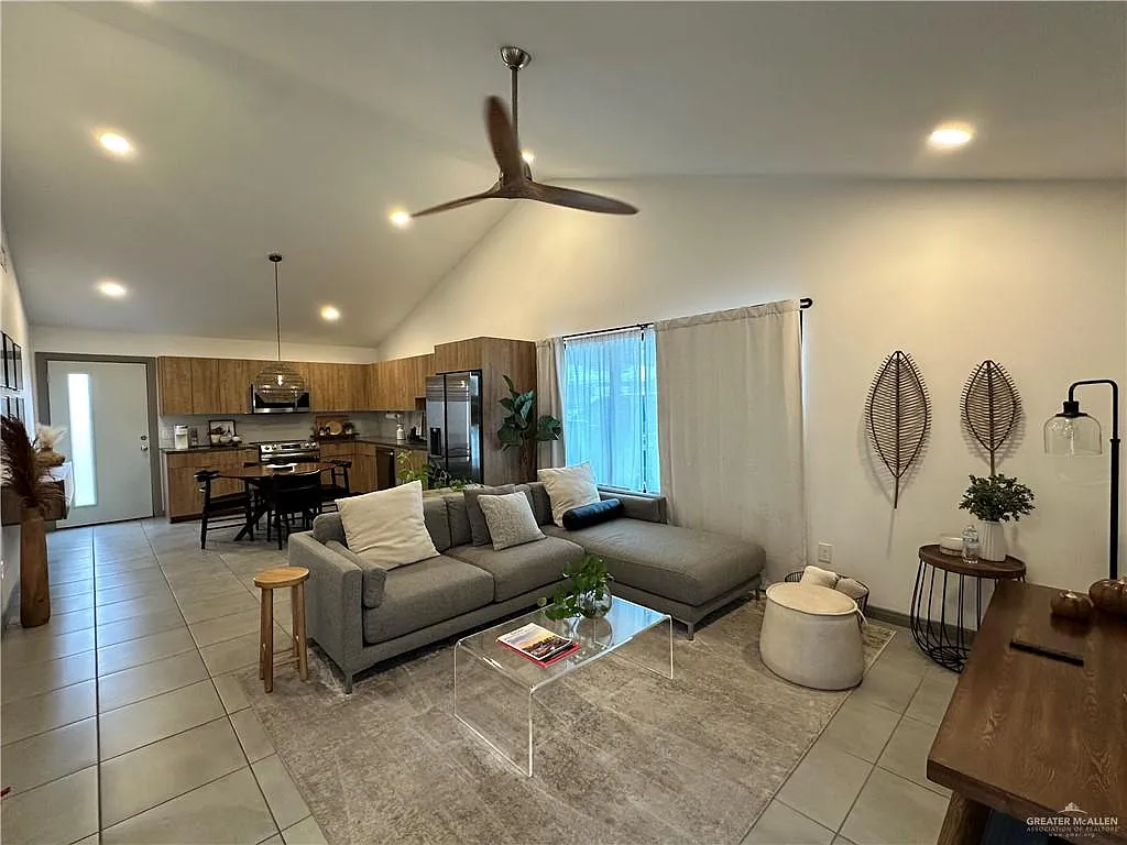 3 bed, 2.0 bath, 1125 sqft, $2,000 — Photo 3