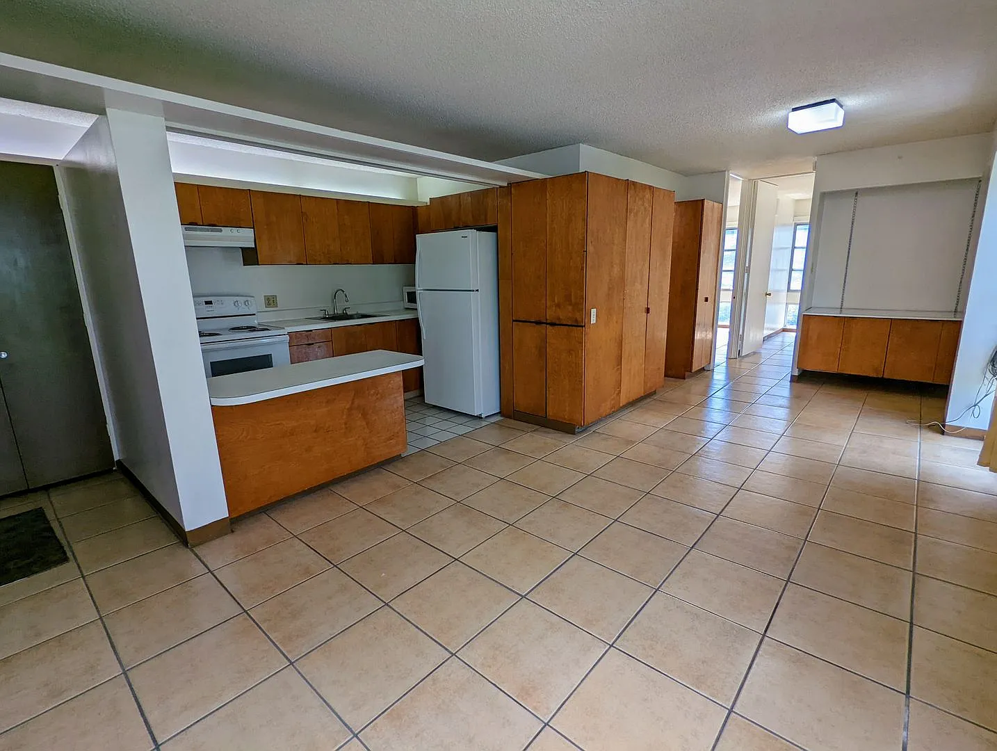 Convenient Makiki 2-bed, 1-bath, 2 parking, Near Punahou, UH Manoa, Kapiolani Hospital — Photo 3