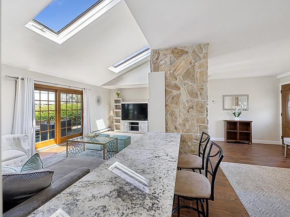 5th image of 111 Southwood Cir