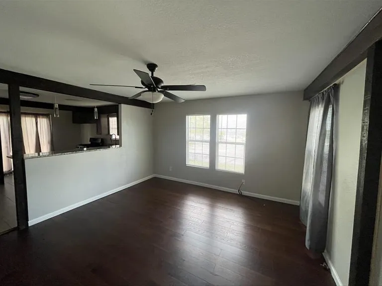 1901 Dutton Ave — Photo 2