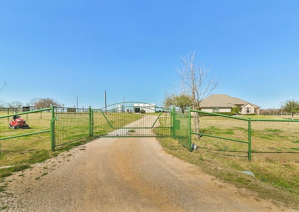 1st image of 104 Longhorn Ct