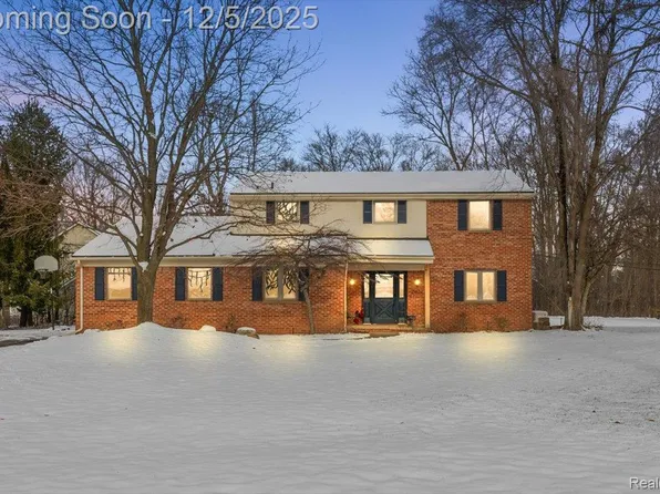 21622 Riverview Dr, Beverly Hills, MI 48025