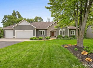 9481 Arrowcrest Dr NE, Rockford, MI 49341