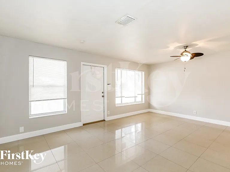3763 SW 17th St — Photo 3