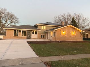 6709 Charleston Dr, Darien, IL 60561