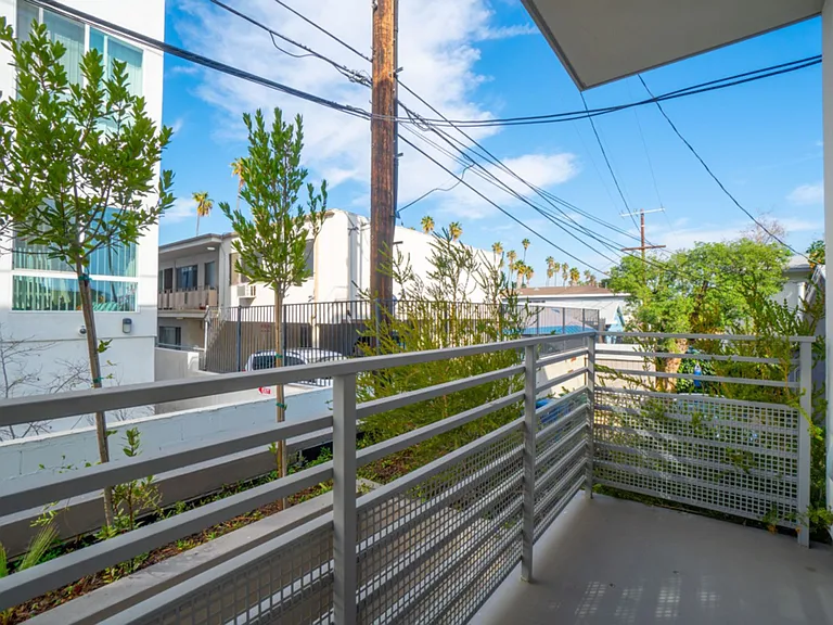 6200 Kester Ave Apartments — Photo 8