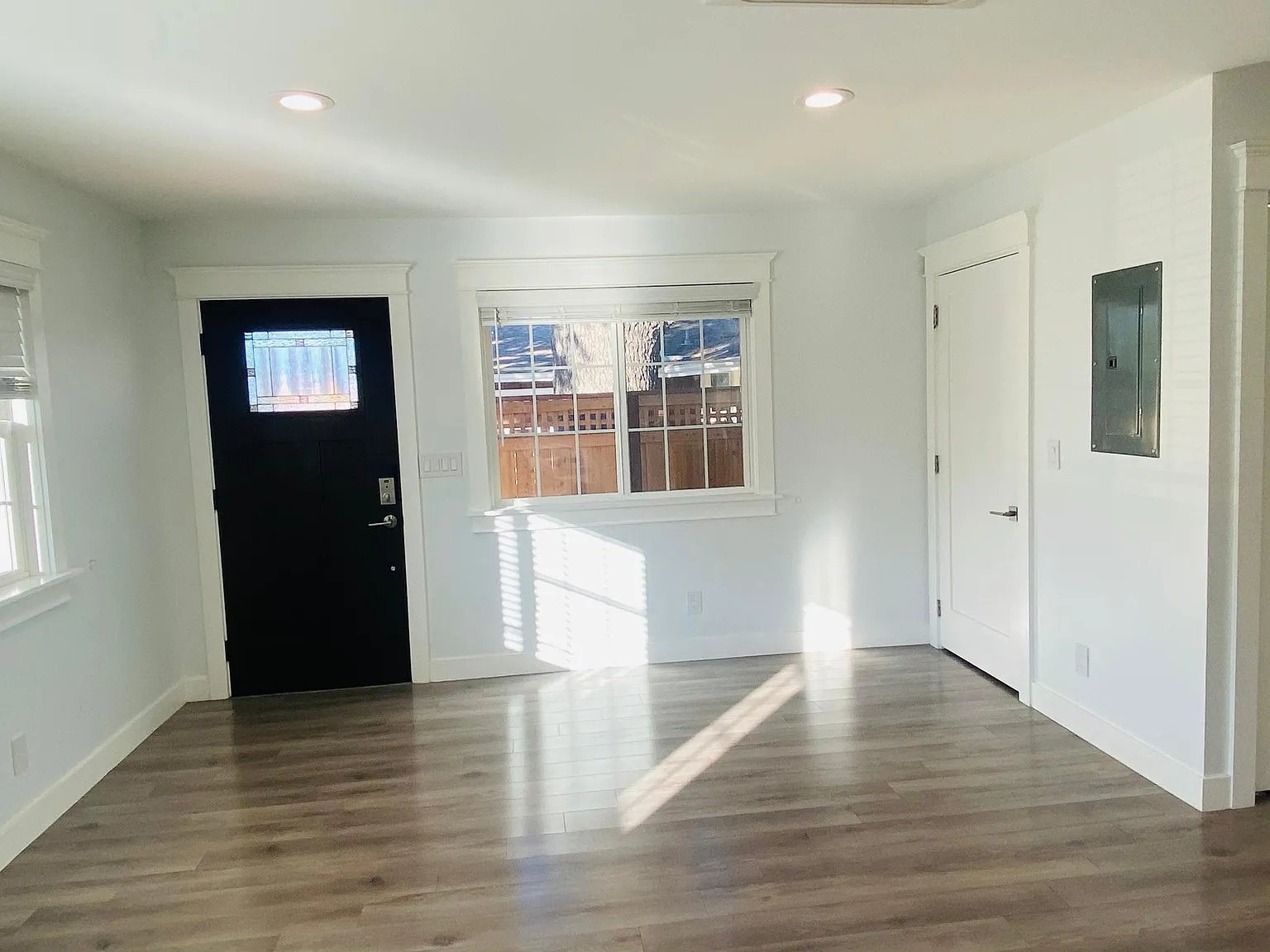 2 bed, 700 sqft, $3,295 — Photo 4