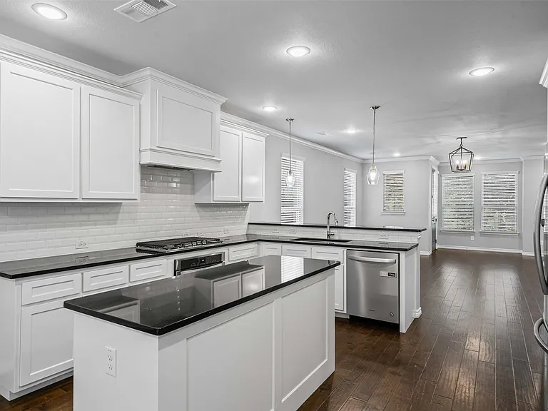 2611 McCart Ave — Photo 8