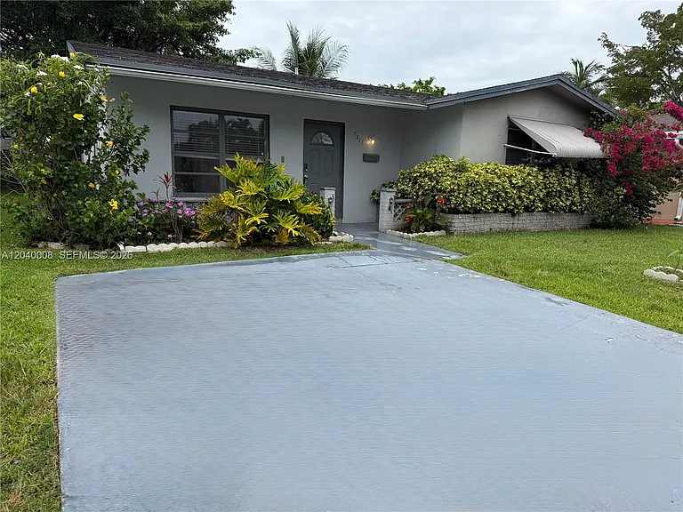7311 NW 57th Dr — Photo 2
