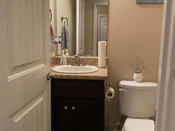 4th image of 10442 Roundhill Dr.
