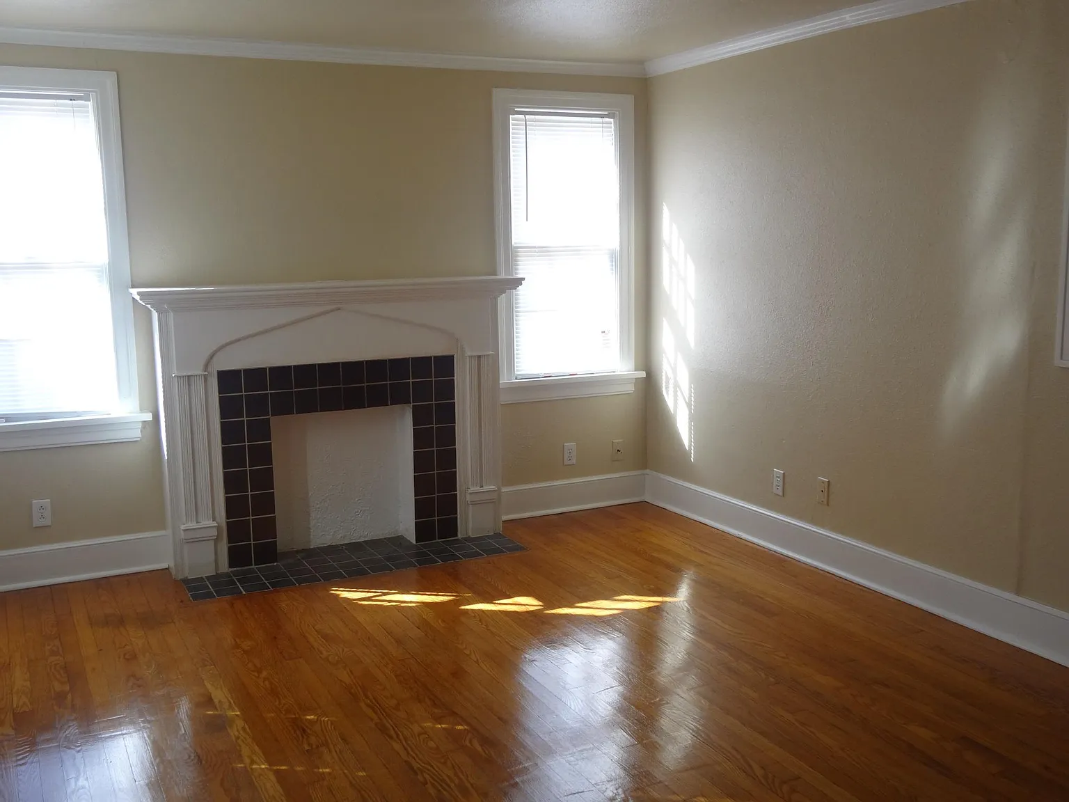 2 bed, 1025 sqft, $1,000 — Photo 2