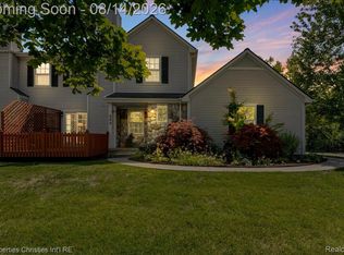 242 Barrington Cir, Lake Orion, MI 48360