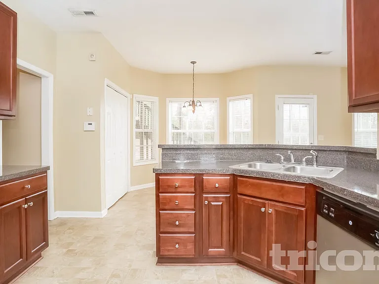 585 Chastleton Dr — Photo 4
