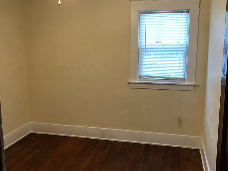 112 N Foster Ave — Photo 5