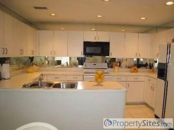 7 Greenwich Ct, Holbrook, NY 11741