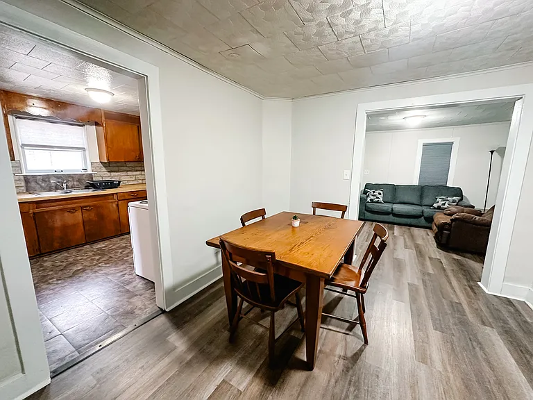 1002 N Main St — Photo 9