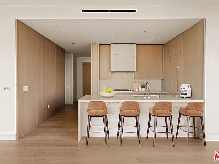 211 W Elm Ct #14B — Photo 3