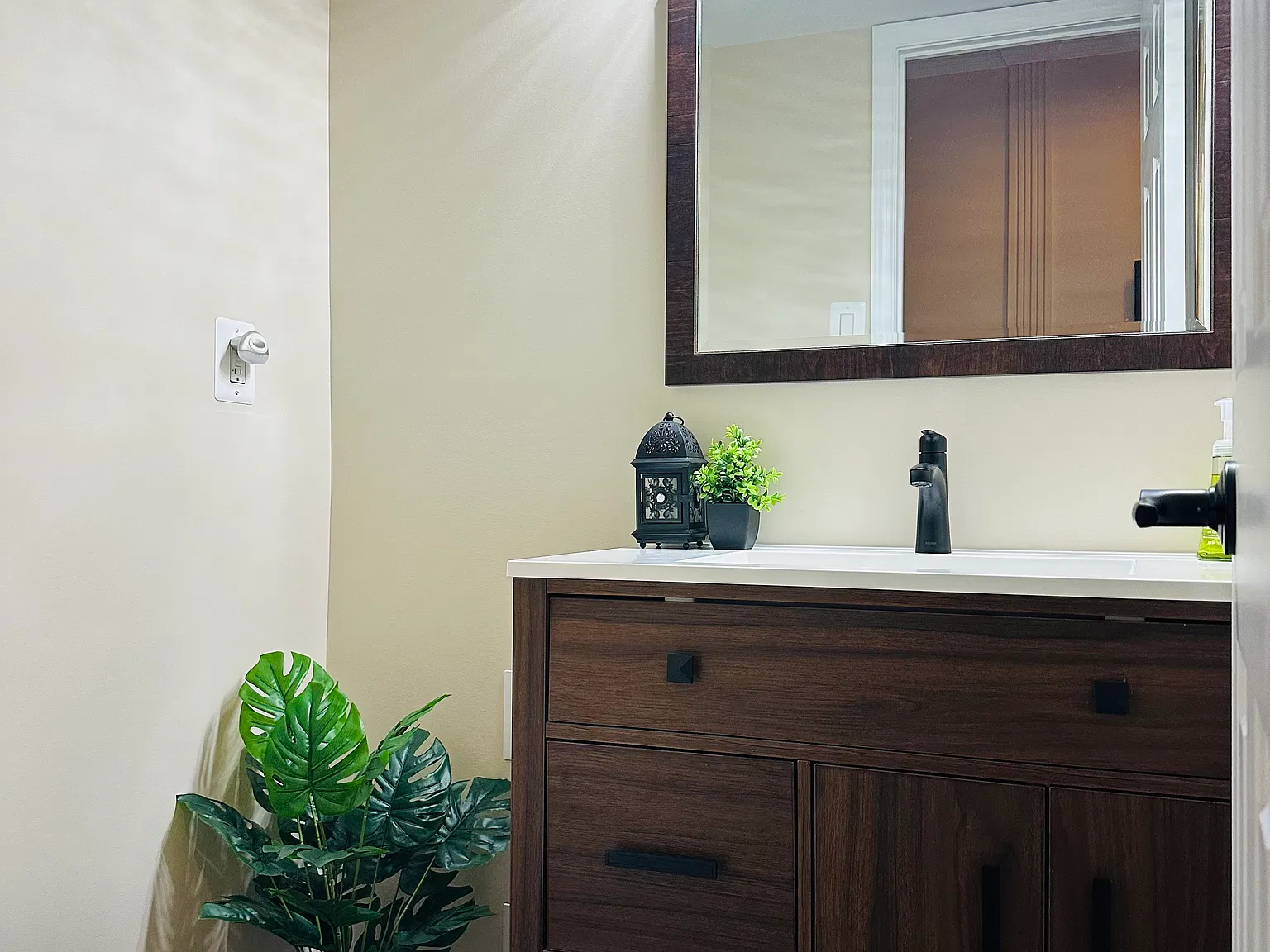 Old Town 2 Bed Condo, Private Balcony, Utilities Included | $4,800 | Available Now! — Photo 3