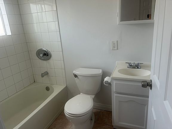 Restroom, with bathtub and shower head
